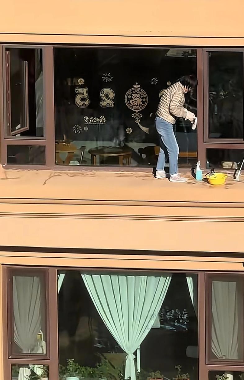 每年此类事情都会上演，可每年总有新人重蹈覆辙。
仿佛大家的记忆会定时清零一般。