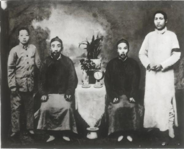 毛主席的母亲去世后，毛主席更是挂念父亲毛贻昌，父亲过49岁生日这天，他特意从北京