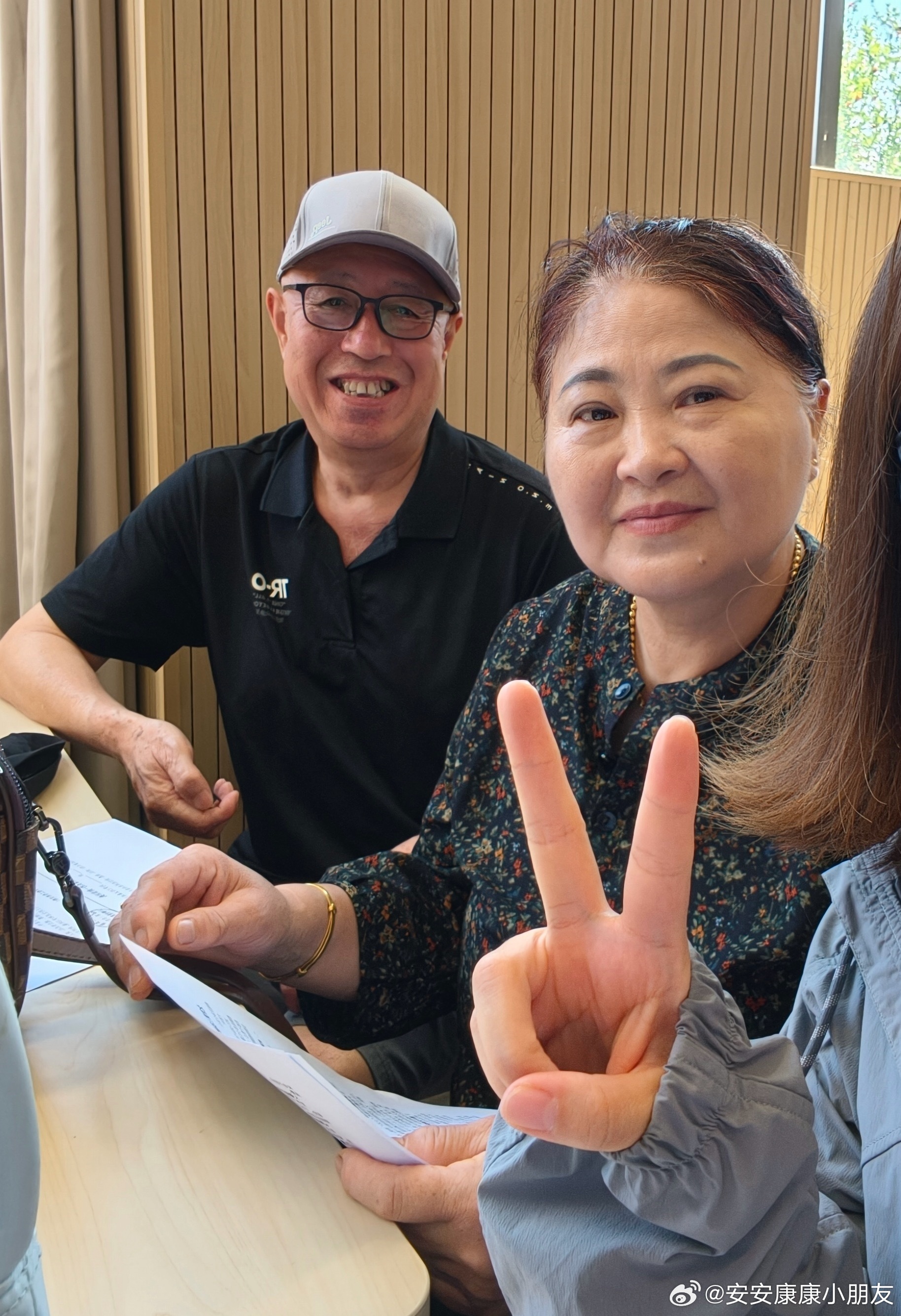 今天开家长会，我和安康爸有事儿去不了，公婆替我们去的。朋友发来前方报道，我婆婆还