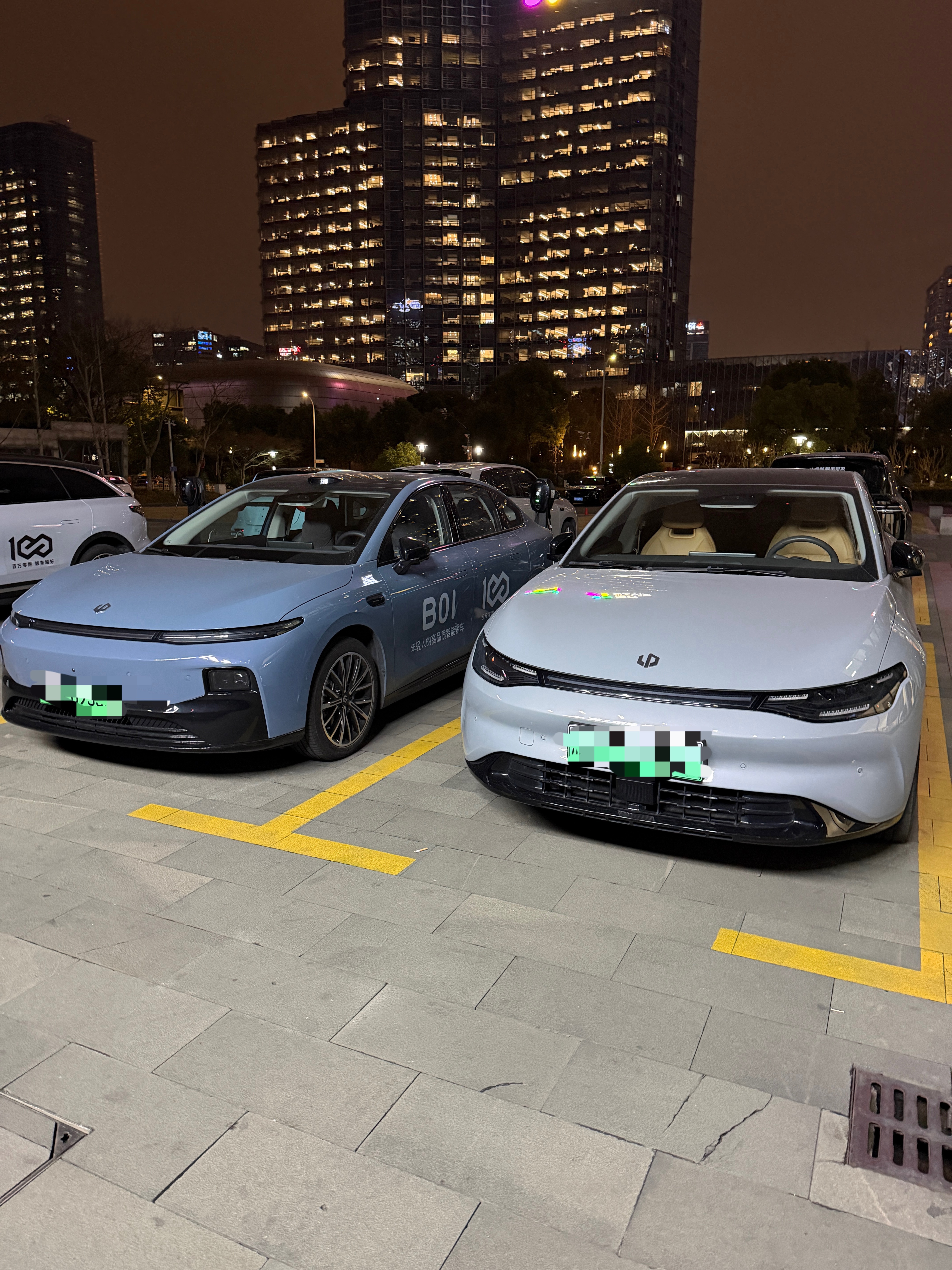 看看今天飞飞来哪了这是杭州果然是个自己卷自己的城市啊 快十一点了 大厦还好多灯亮