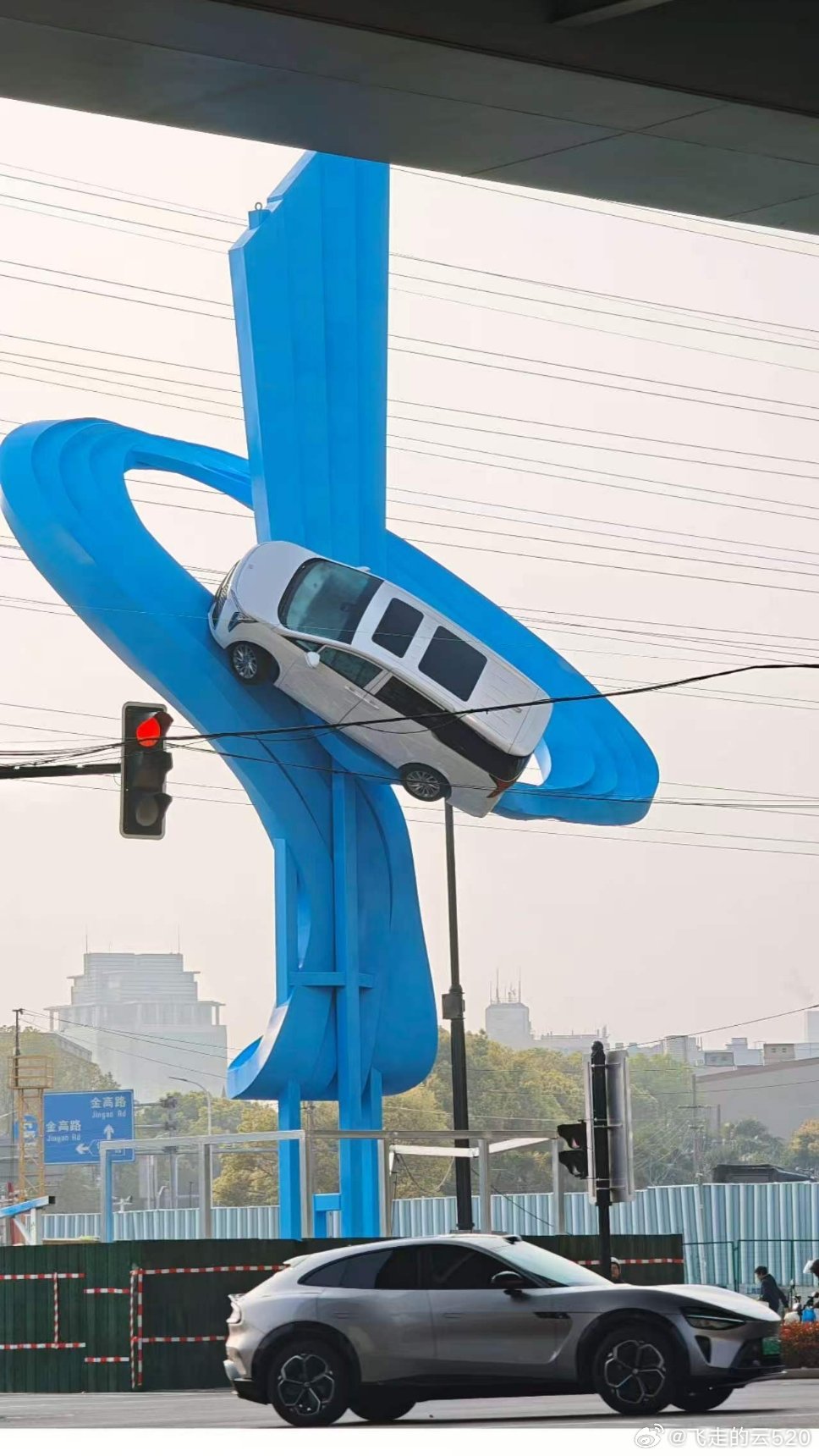 上海人真厉害，把一辆别克GL8陆尊挂在了雕塑上我就想看看，挂在这里日晒雨露的，几