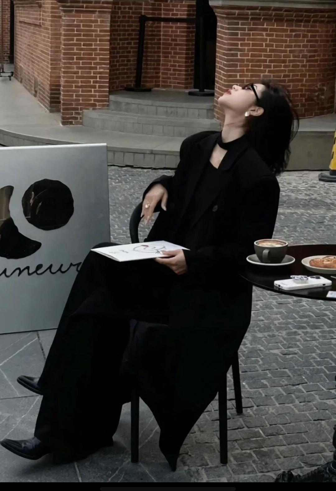 普通人蹭热点：
要么照着念，
要么被热点情绪带着走。
 
而高手蹭热点，
永远是