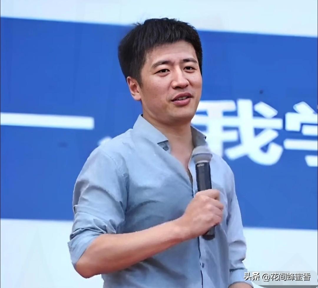 太戳心！张雪峰
公司员工家属哽咽：
好老板走了 打工人最不舍的是真心
 
张雪峰