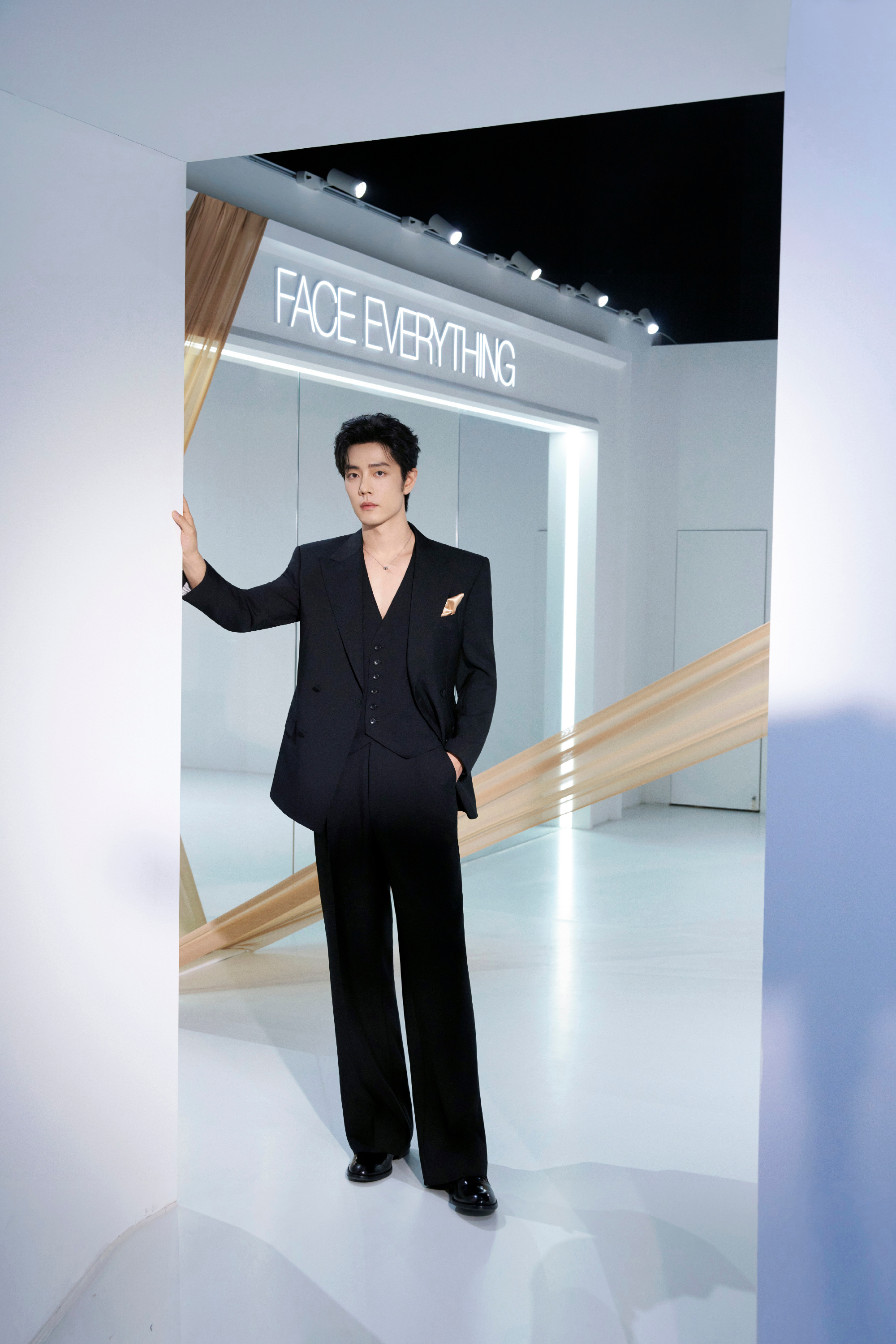 男明星最权威现场肖战在高清镜头直怼、强光来回切换，灯光下近距离特写，生图依然保持