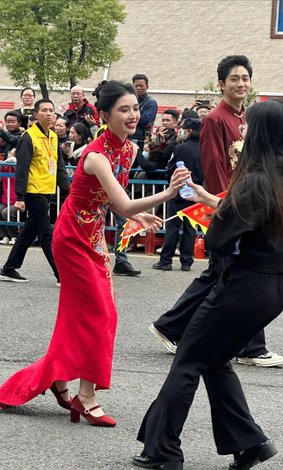 潮州青龙庙会看到了方圆，她真的好美，很有礼貌很温柔，抓拍基本无死角，心态也好扛住