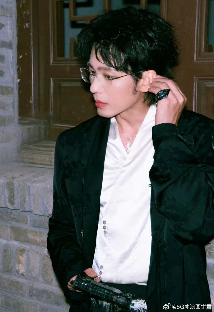 白宇一副眼镜两个daddy白宇还需要人帮他扶眼镜吗 半框眼镜加露额头发型，徐胜利