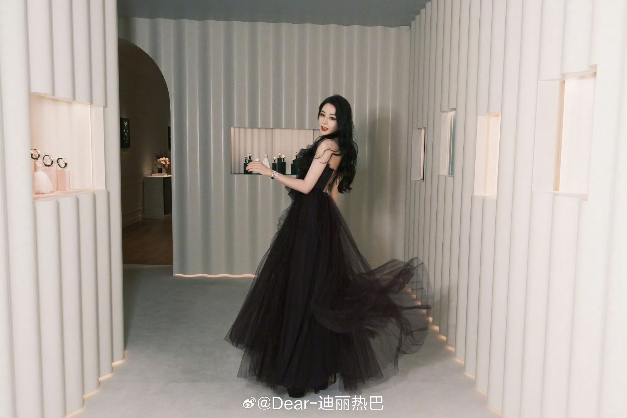 迪丽热巴的父亲原来是国家一级演员真的被热巴一家的艺术基因艳到了爸爸迪力木拉提是国