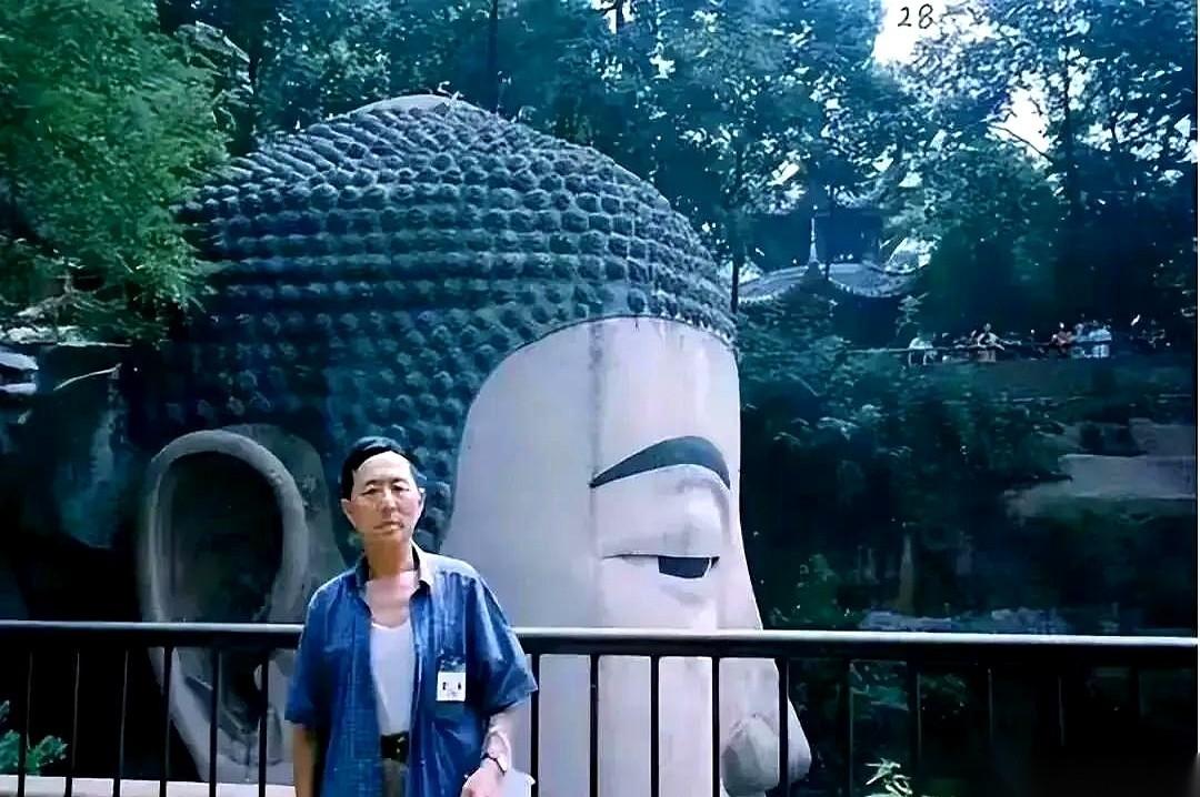我跟你说个事儿，听完你可能得愣半天。
一个大爷，25年前给乐山大佛拍了张照片，结