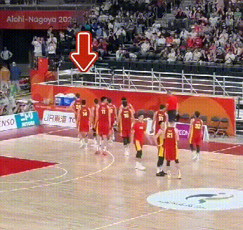 中国男篮亚运会半决赛输给日本队20分，赛后居然走错路了，这是被日本队打懵了？
中