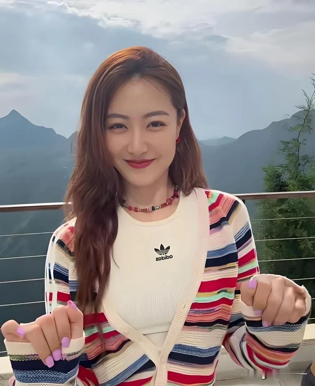 电视剧《以法之名》，

洪亮能娶这老婆可太叫人羡慕了，

倒不是说他老婆漂亮，有