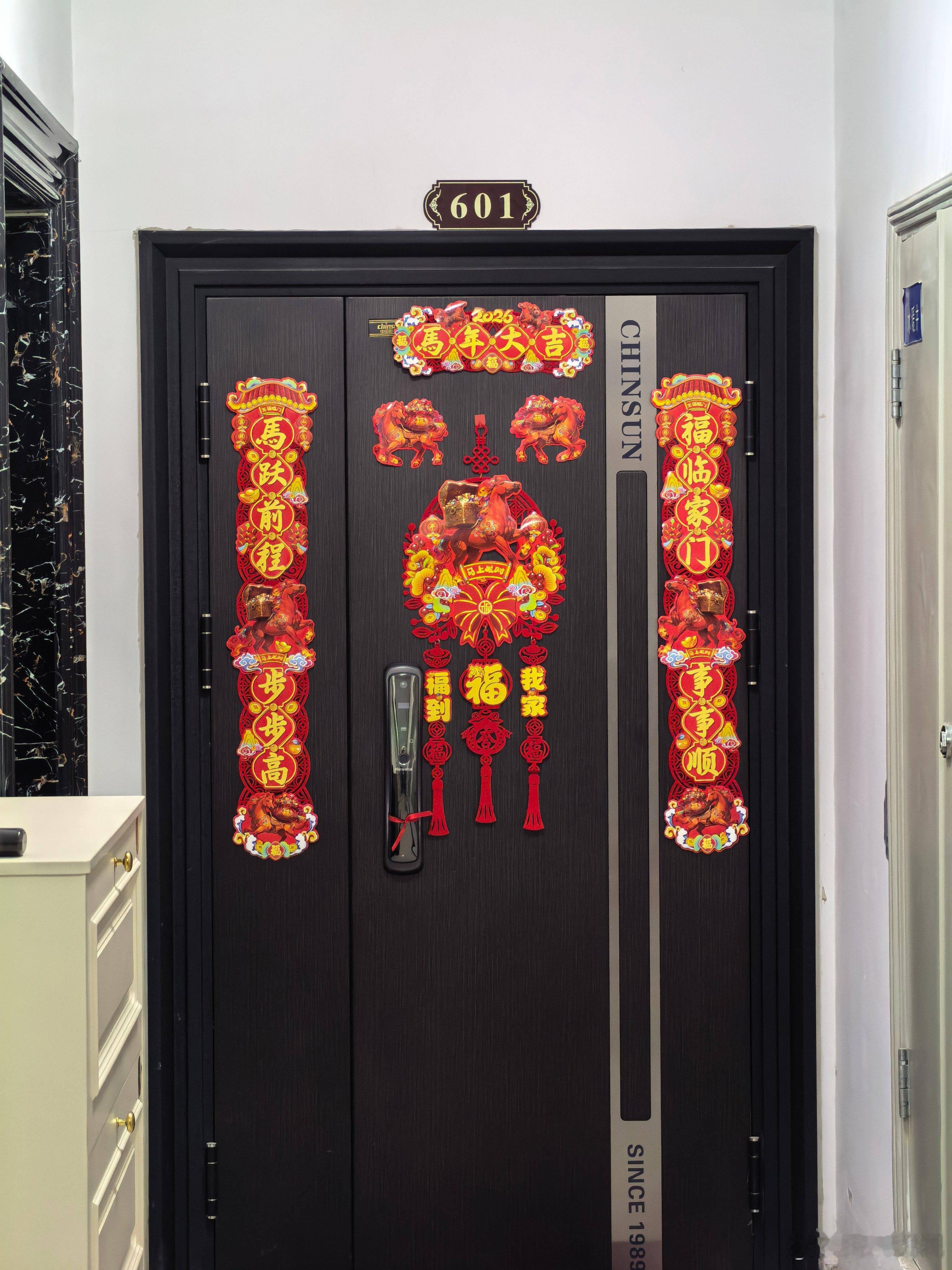 我家的新年装扮 新年最暖的时刻，是除夕夜那顿团圆饭。外地回来的亲戚用手机投屏，分