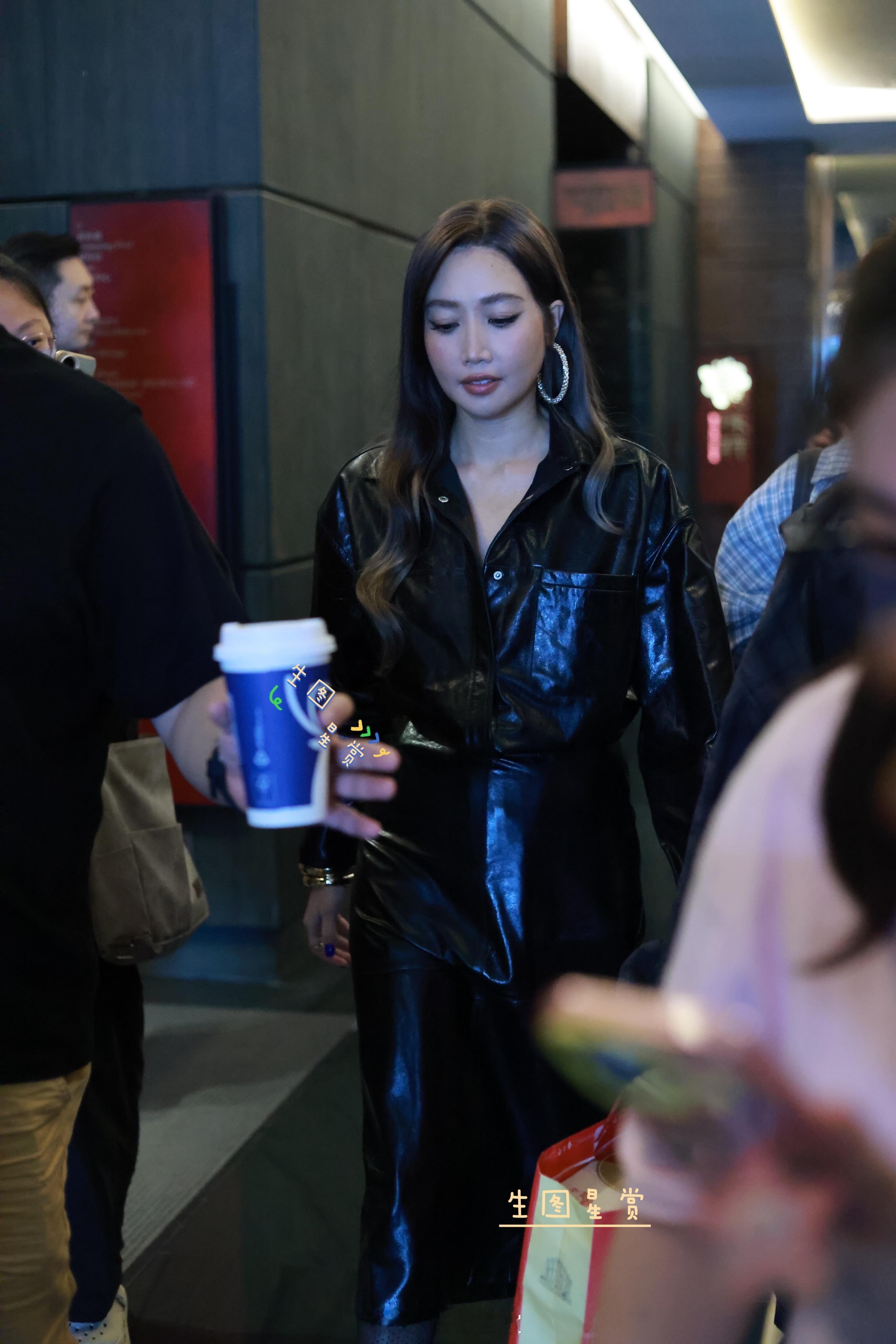 黄丽玲250730歌手上班，皮质套裙配黑丝，姐感超飒🖤[打call]歌手202