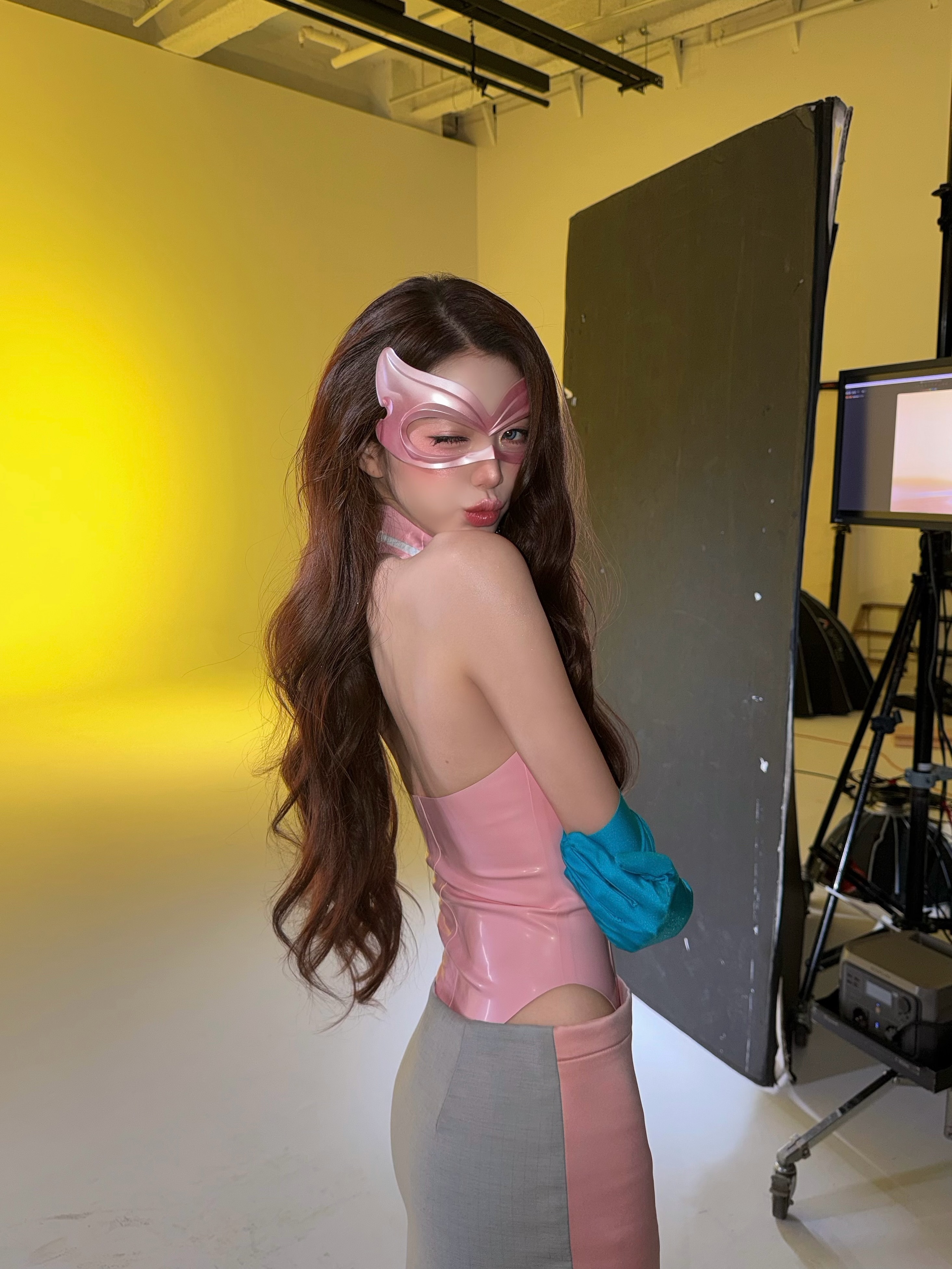 张元英戴面具也太撩人了 