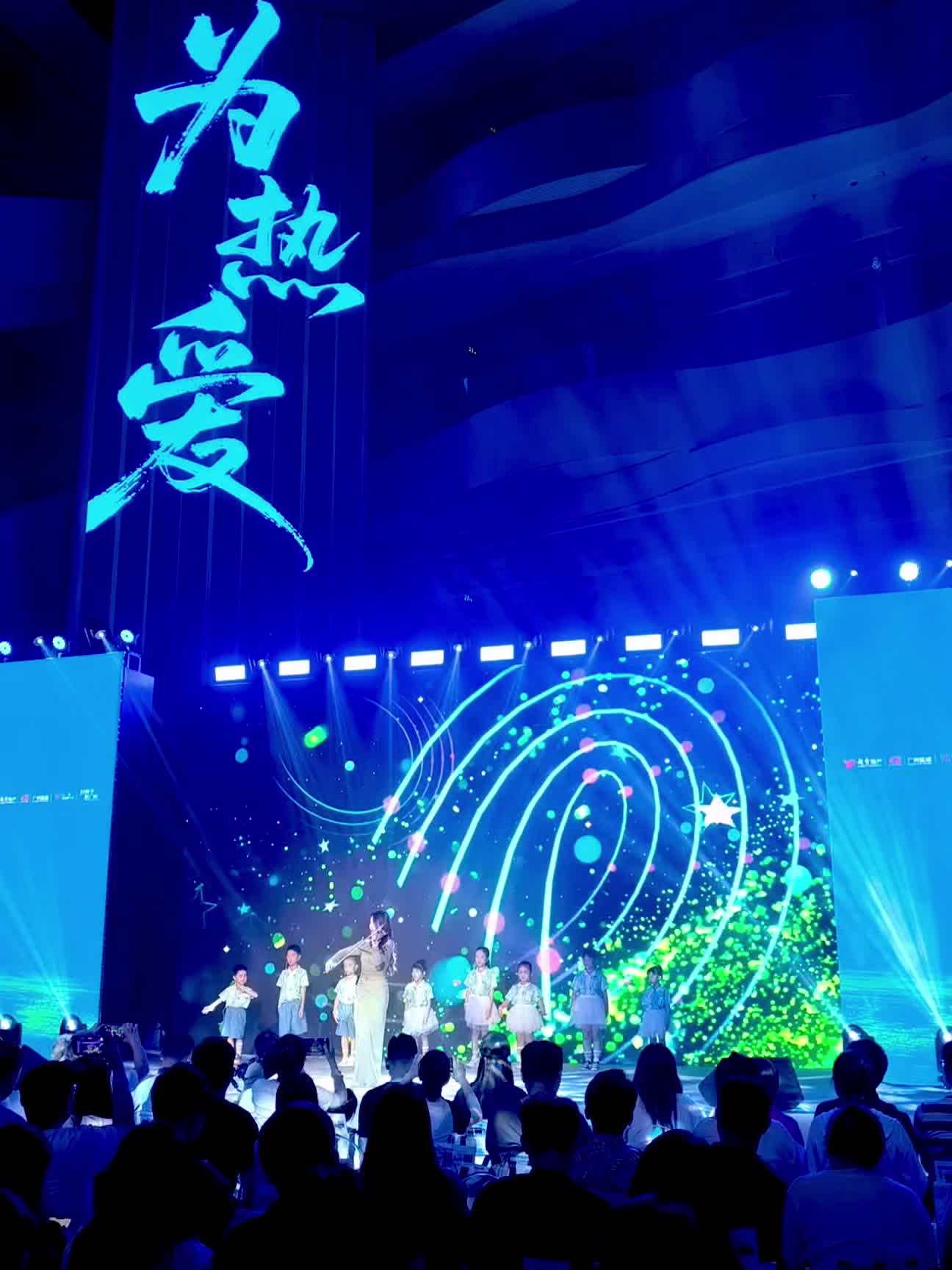 江边晚风吹来满城热爱🌉 珠江畔的惊喜邂逅！🌊  「热爱映像馆」的胶...