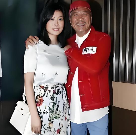 1996 年，39 岁的香港影帝万梓良，在新加坡酒店大堂对一位空姐一见钟情。接下