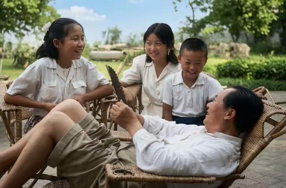 藤椅轻晃，蒲扇慢摇，庭院里这一幕格外动人。褪去运筹帷幄的威严，躺在躺椅上的毛主席