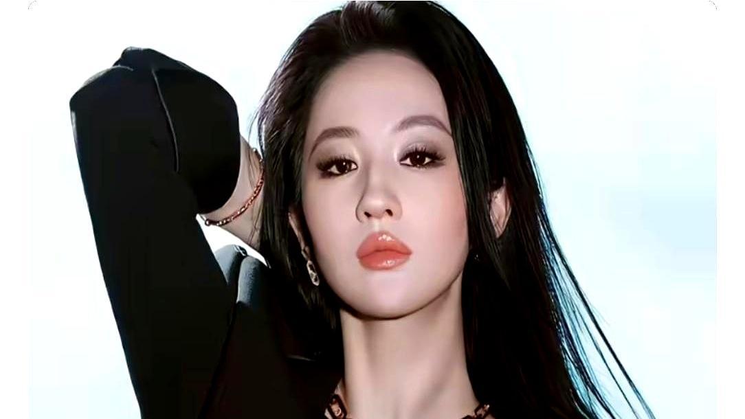 800多天没进组，刘亦菲反而成了当下最火的女性标杆。
 
2014年她就公开说要