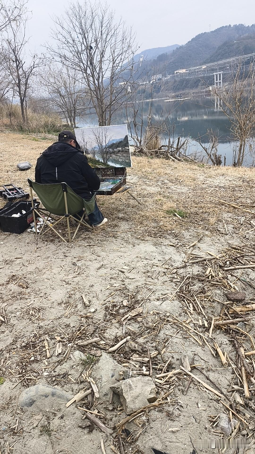 今日立春，闲来无事便去了江边散步，我路过江滩时，撞见了一场人与自然的默契对话。