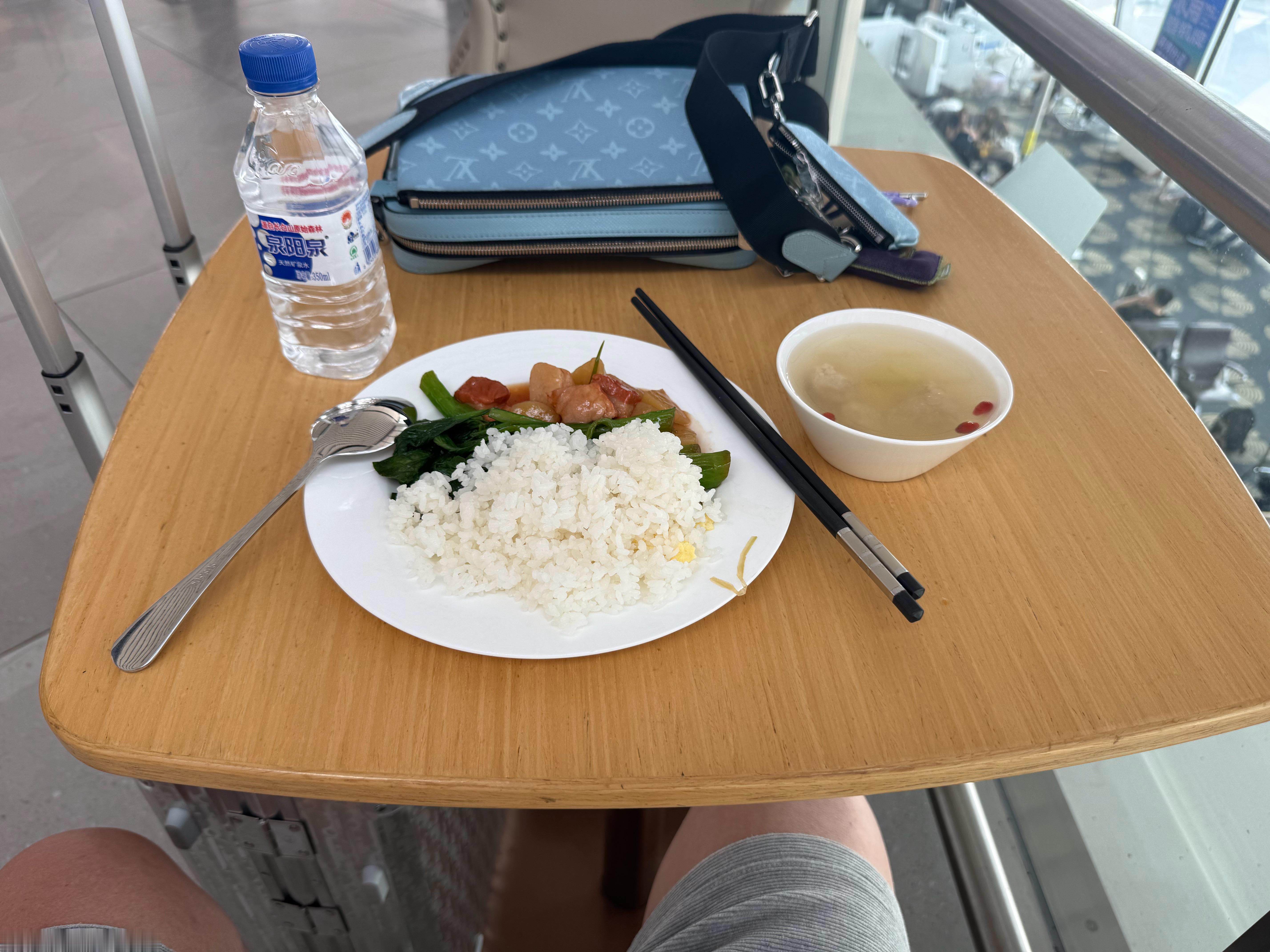 经济下行！行业寒冬！现在出差不挣钱的活都不敢升舱啊。这钱一难挣机场吃饭都在休息室