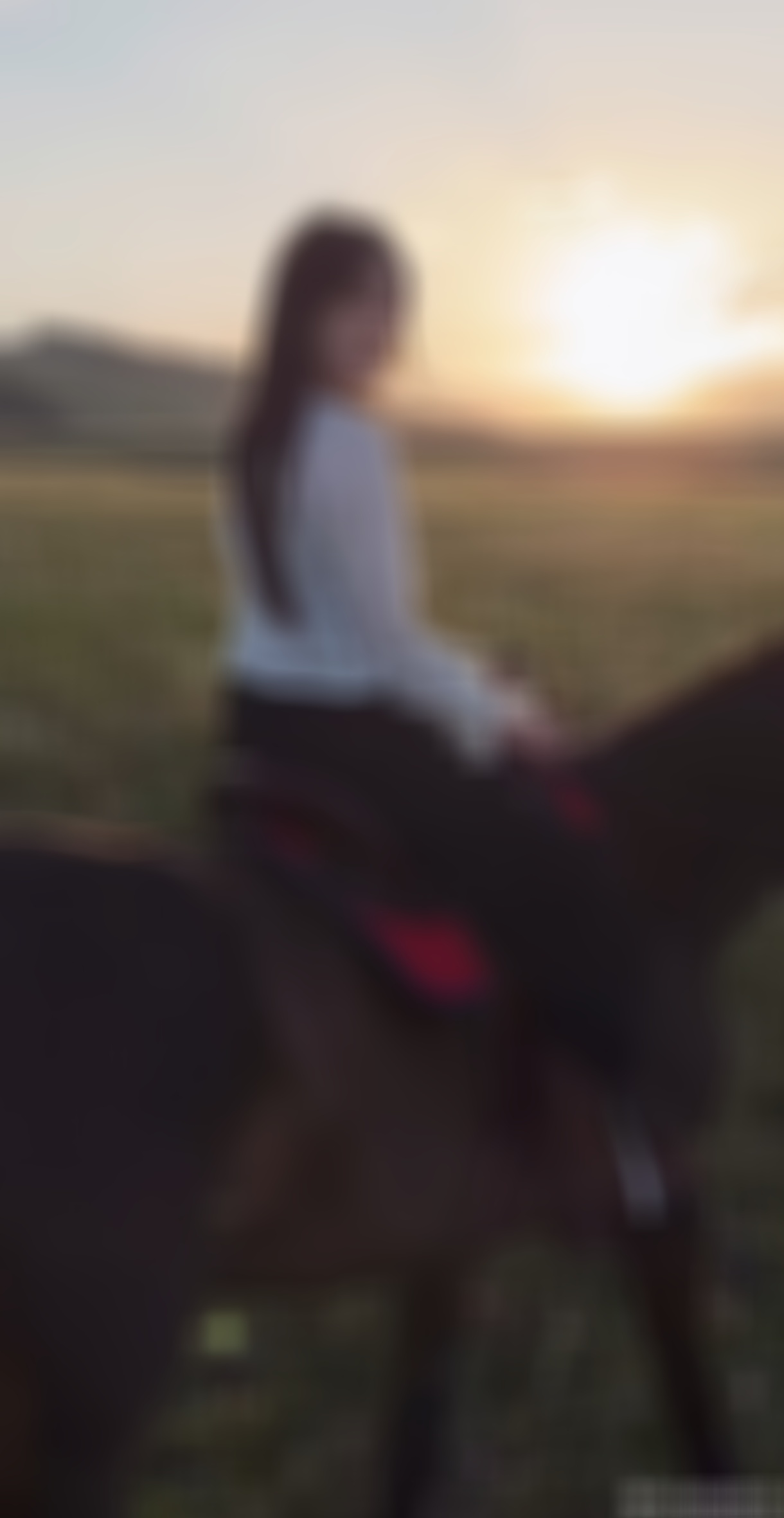 袁冰妍更新动态了，在草原上策马奔腾，又飒又酷，明年能有机会复出拍戏吗？ 