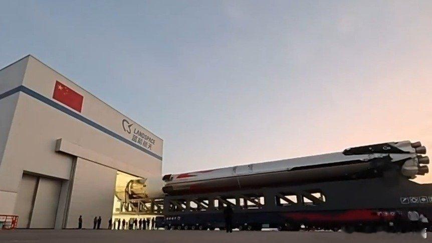 凤凰新闻【首次挑战火箭入轨回收，朱雀三号总指挥：最后一脚刹车没有踩好】在甘肃省民