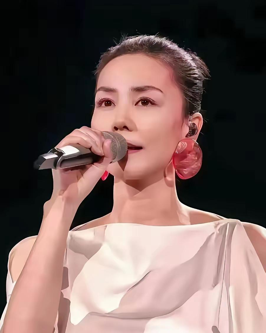 王菲与谢霆锋复合十二年仍未分开，无关婚书，只因灵魂相依。鸟巢他抬眼便能撞上她目光
