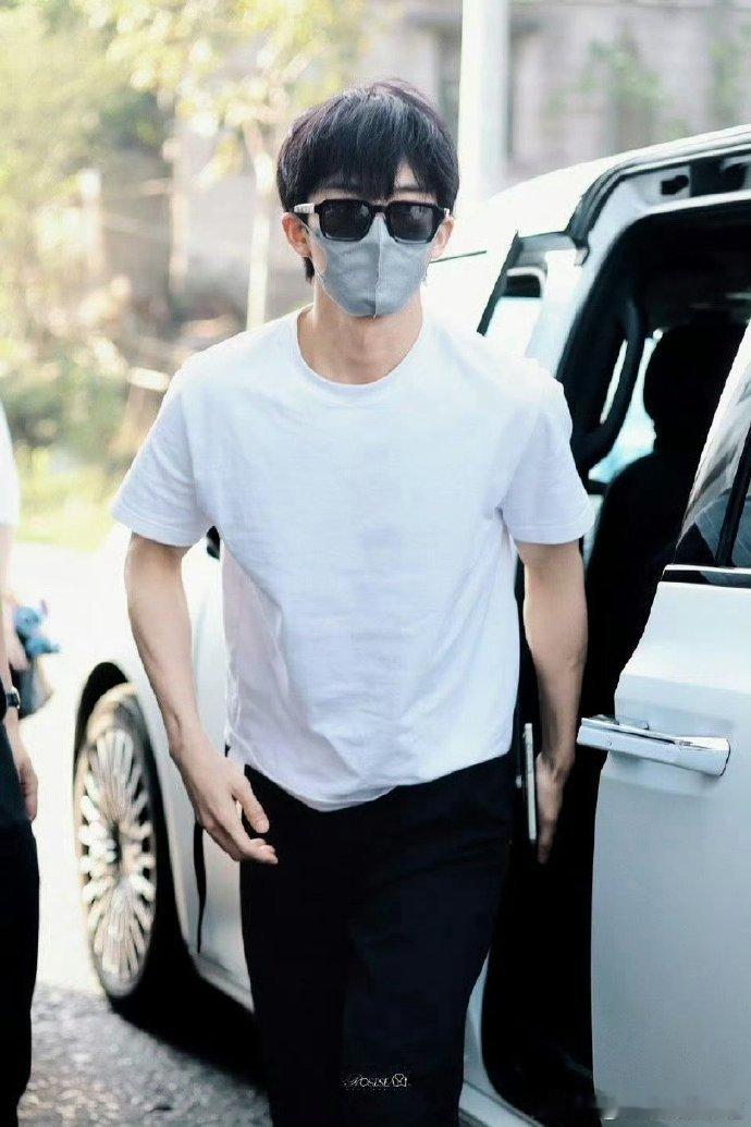 王星越红尘四合杀青后行程王星越不是在偶遇就是在偶遇的路上杀青即 “放养”？王星越