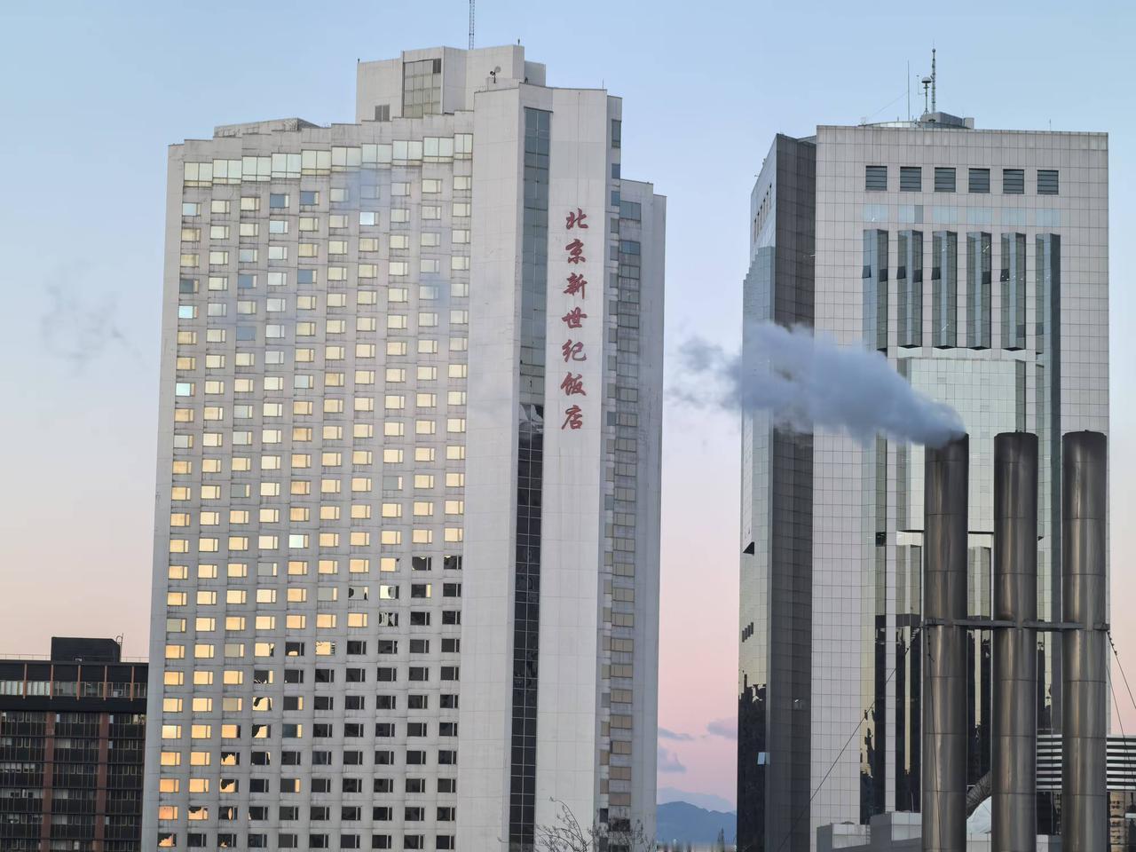 突然发现，这家酒店改名了。

有段时间没到帝都出差，今天蓦然发现，曾经的“新世纪