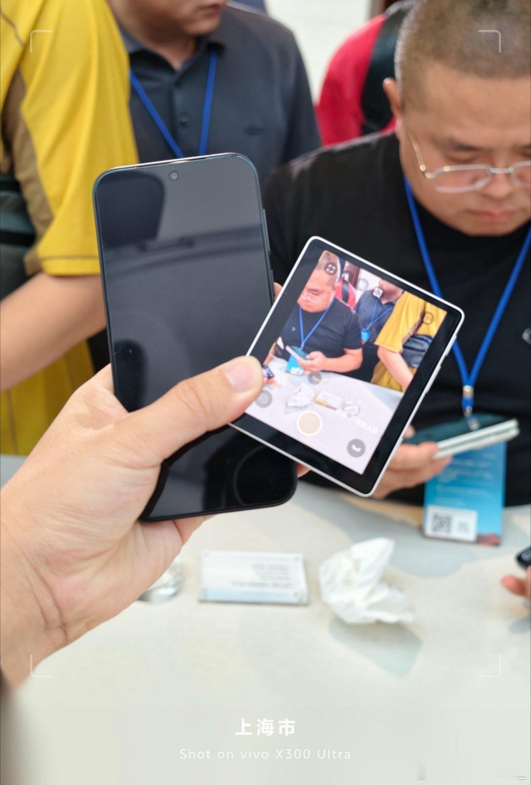 vivo X500 系列这个背屏真不错啊！比起影石多了无线连接的模式，这样就不会