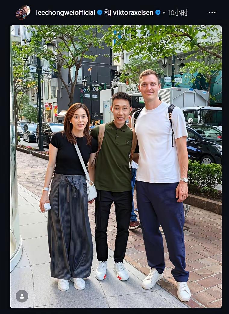 中间这位大佬是谁？在电视上看到过，就是不知道名字