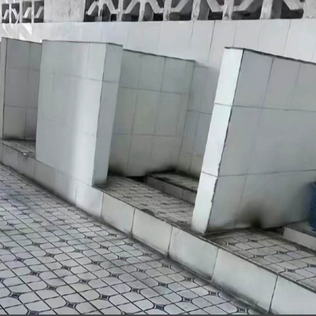 小四四居然真的在这种地方突围撅腚屙💩fo的来 