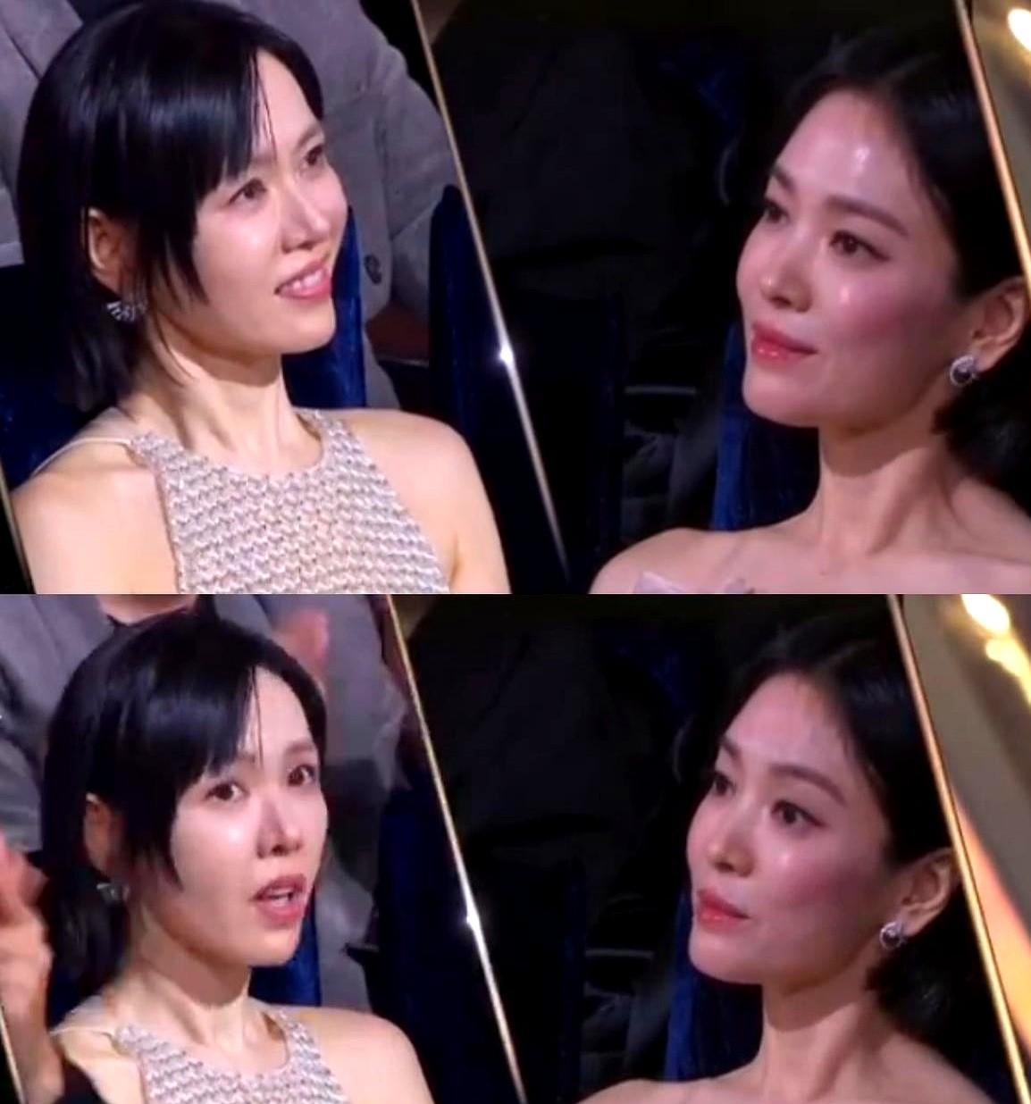 孙艺珍拿影后，台下的宋慧乔，连表情都懒得管理了！
她的前男友玄彬也拿了影帝，而影