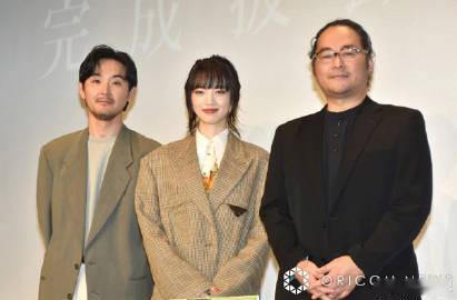 小松菜奈产后亮相电影发布会，格纹西装配绿鞋少女感依旧。4月25日，备受瞩目的女演