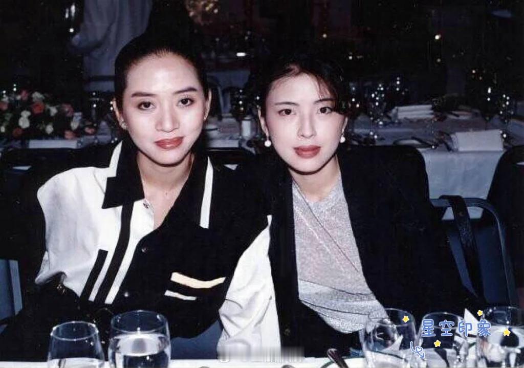 90年代，梅艳芳和干妹妹罗美薇的合影照片，当时两人都拜了何冠昌为义父，何冠昌可是