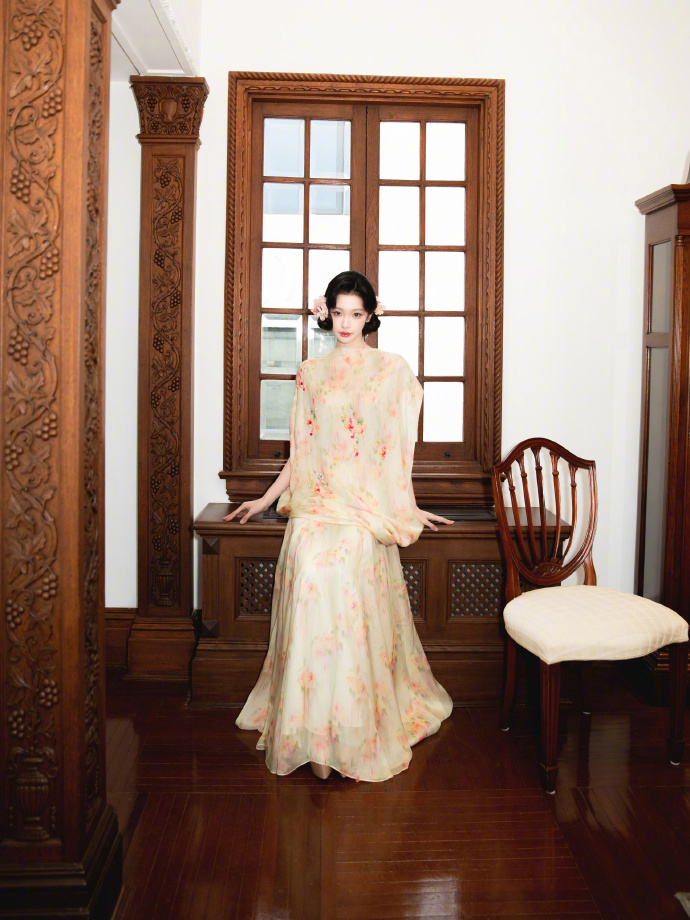 易梦玲留洋大小姐造型 易梦玲让我脑补了一部民国大戏易梦玲这次的造型太绝了！新中式