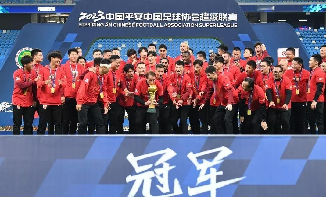 云南玉昆中甲登顶，贺电满天飞；海港中超夺冠，却遇尴尬冷落
云南玉昆在中甲赛场一骑