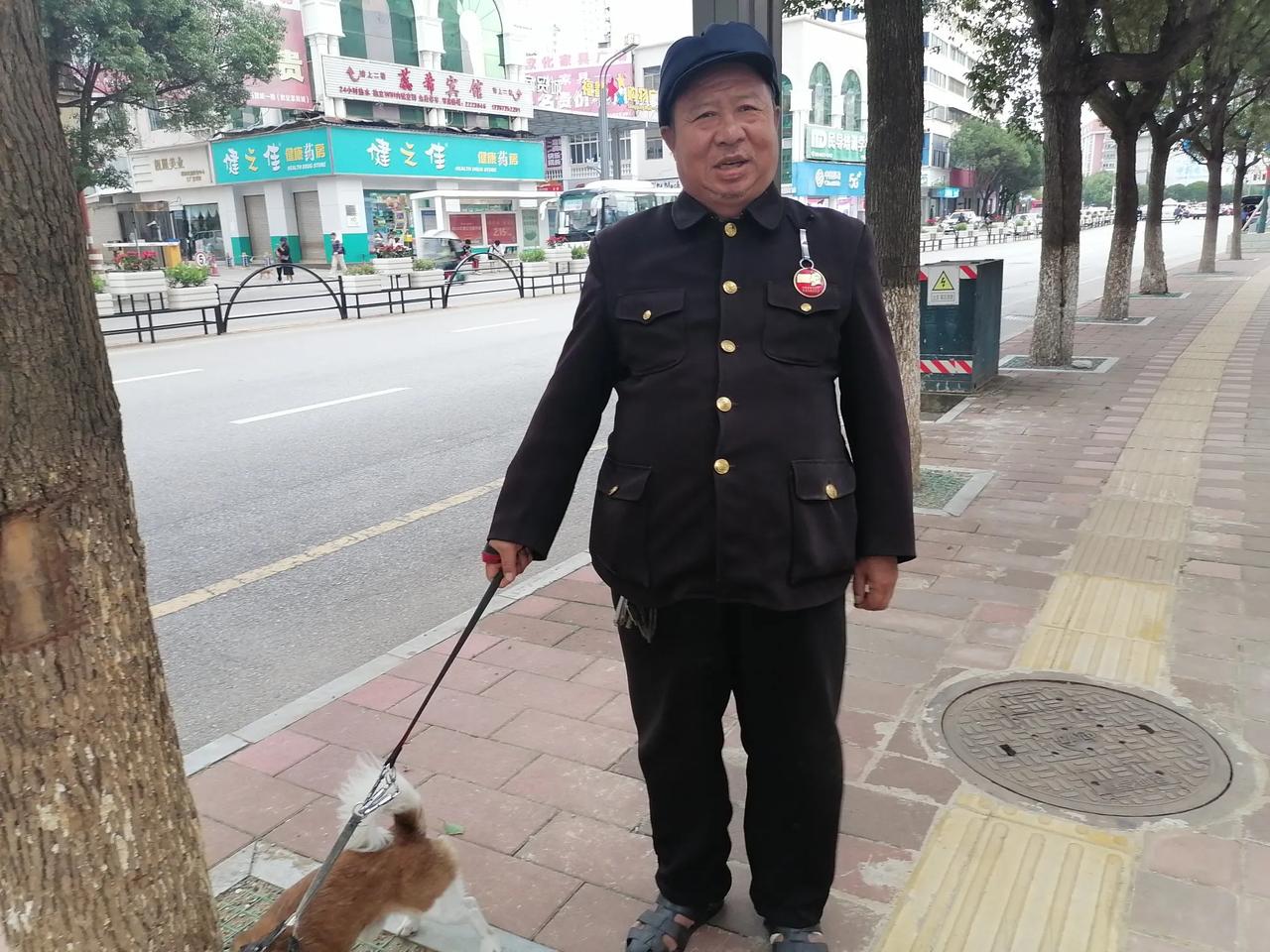 铁马金戈行千里，犬吠声里听清音。 #致敬退伍老兵，一人一句# #老兵你好#