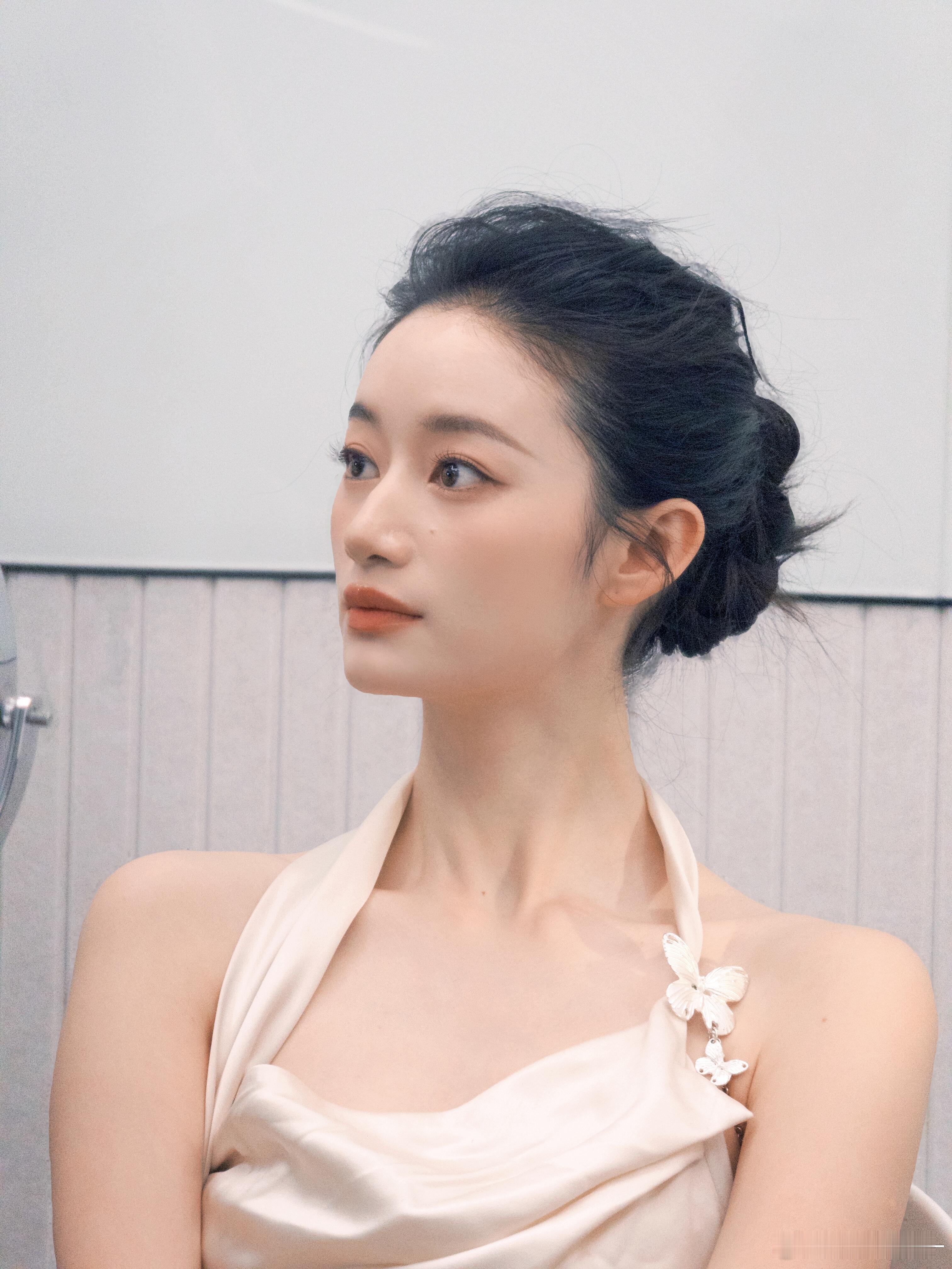 郭晓婷对着猫说话了谁懂这种反差感！清冷感大美女郭晓婷，对着小猫说话的样子也太软乎