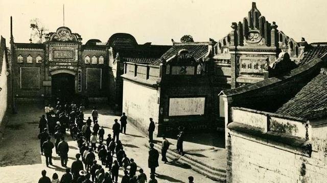 刘文彩最后的日子，房檐飞来几只乌鸦，下人驱赶却被他阻止：罢了

然而，世事无常，