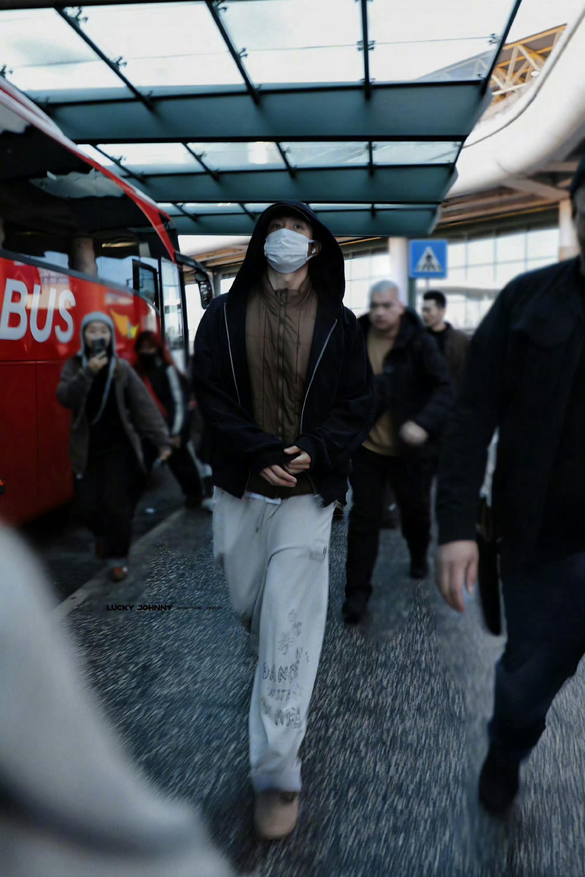 米兰的黄景瑜我狠狠笑纳了黄景瑜这么优越的外形条件，以前还是模特，真应该去时装周走