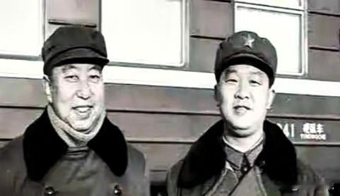 1981年，华国锋退下来了。组织部门的人专门找到他的秘书曹万贵，桌上摊开几份调令