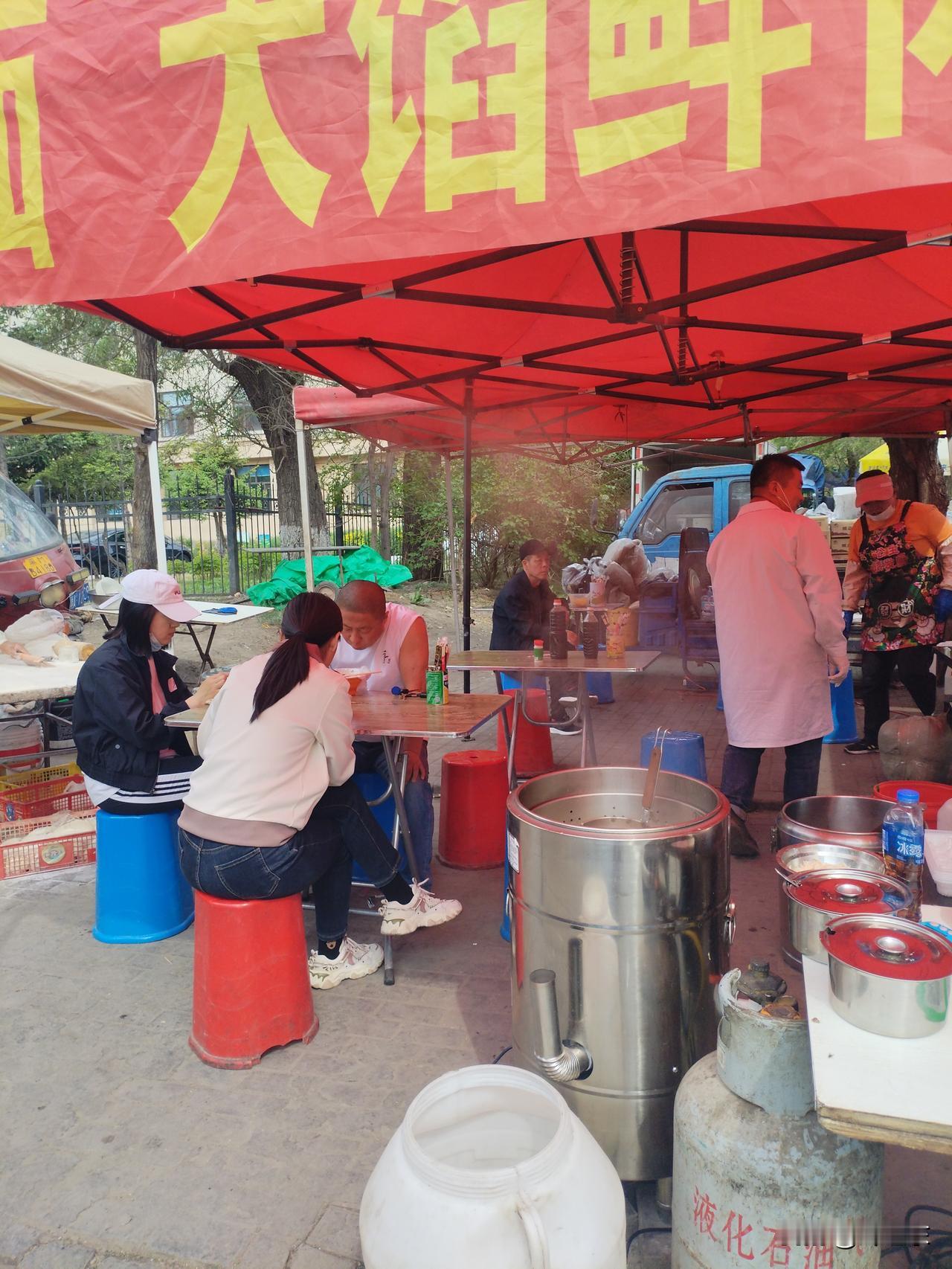人如潮
节日市场人如潮，
大包小裹竞妖娆。
声浪起伏若仙乐，
请续句……
（左顾