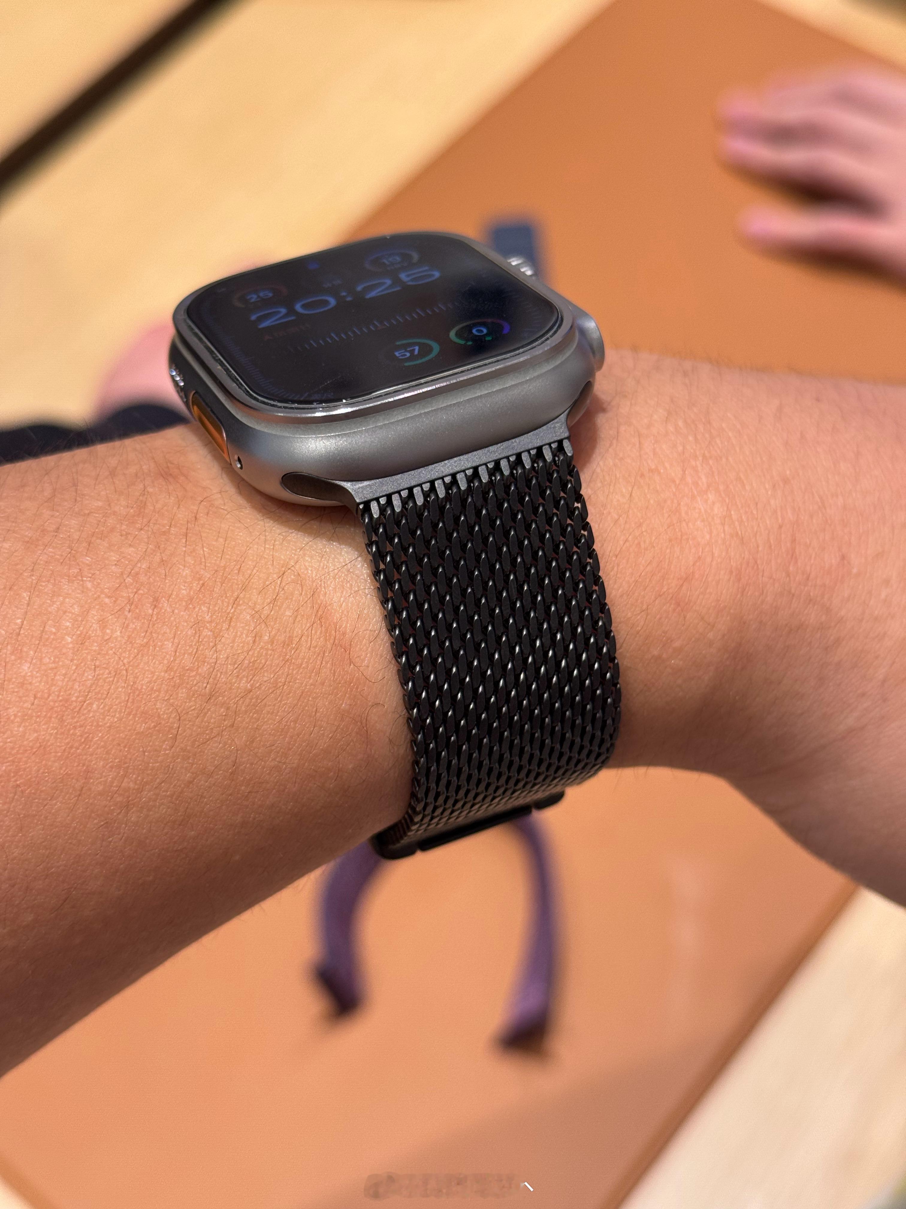 去 Apple 试了一下钛金属和不锈钢的米兰尼斯搭配 Apple Watch U