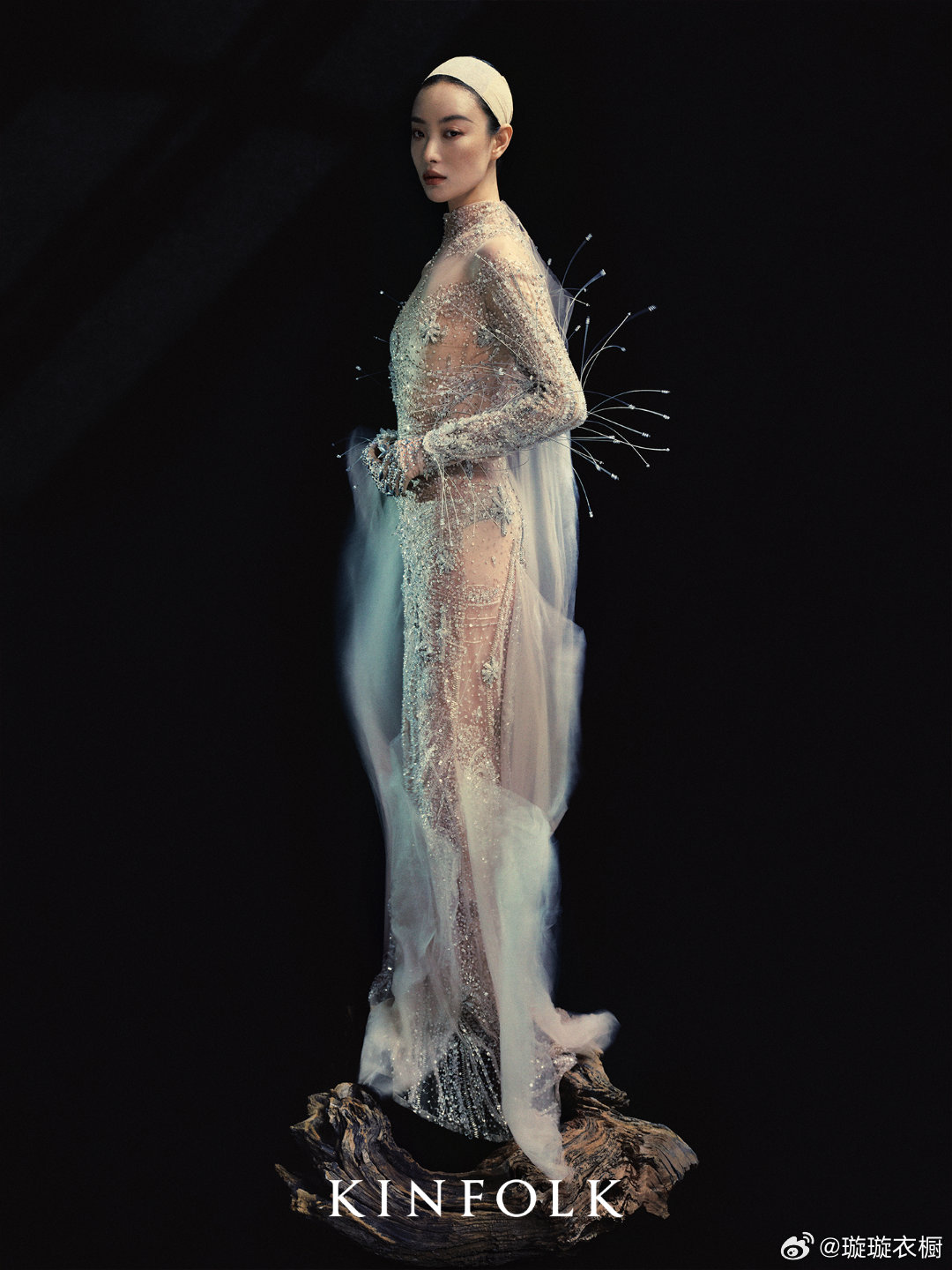 羽纱掠过眉梢，时光在黑白里静默成诗，星辉缀满裙裾，她是宇宙遗落的梦境碎片。倪妮K