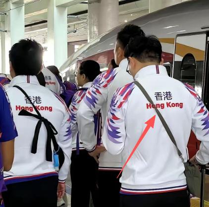 字幕悄悄改了
“中国香港”四个字突然没了。
2025年全国运动会的赛场上，香港队