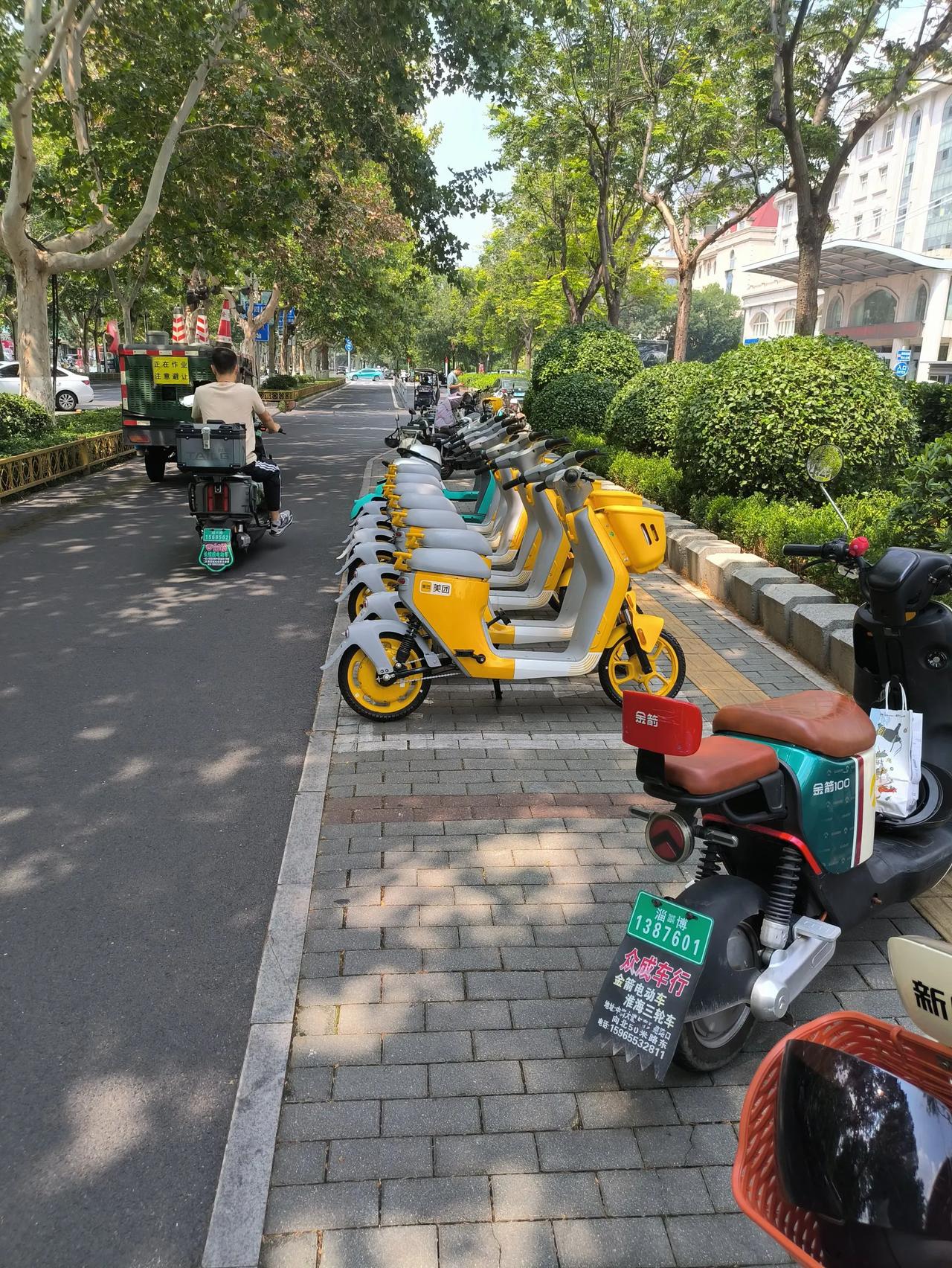 山东淄博街头惊喜的出现美团共享电单车。
其实早就听哈罗的运营人员说过这事儿。到现
