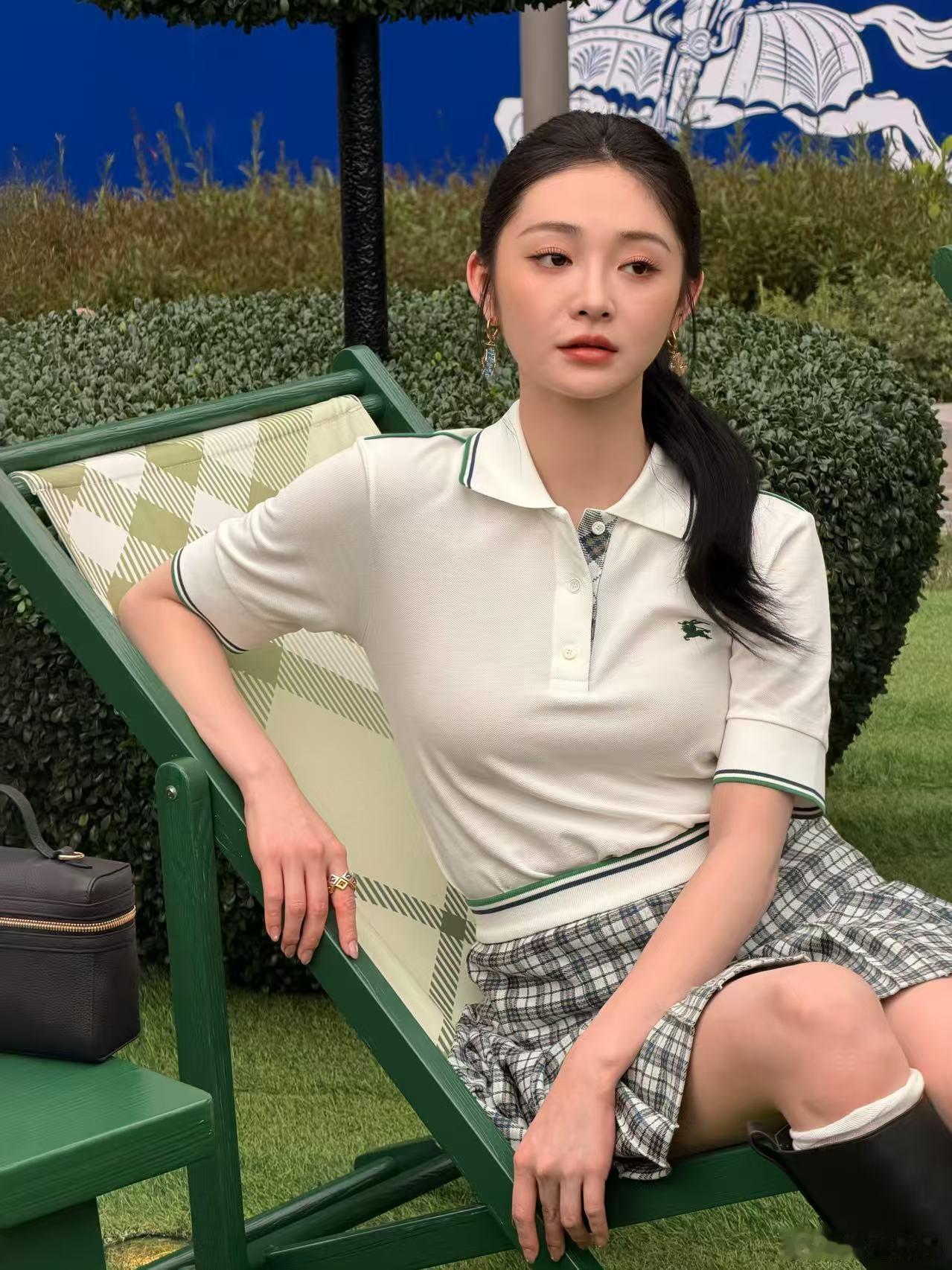 周洁琼高马尾英伦风周洁琼我那时尚的千金小姐活动拍摄大片，每一帧都如同时尚画报 