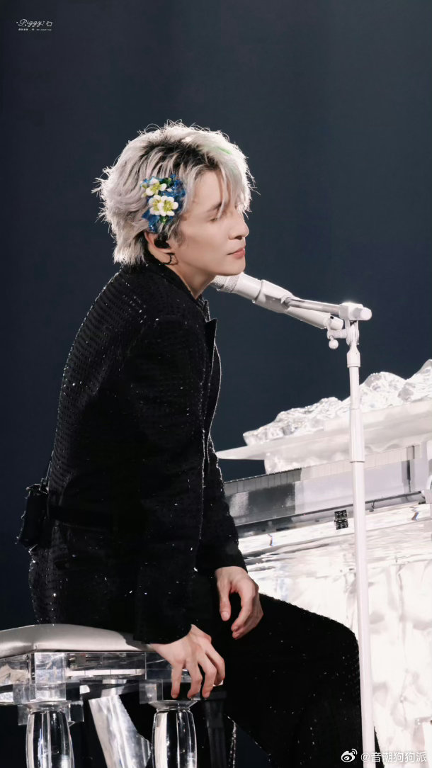 薛之谦头戴南京非遗绒花薛之谦头上长了一朵小花🎶歌声婉转搭配雅致绒花造型，狂野与