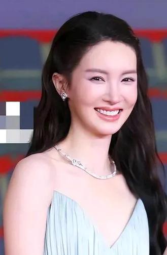 金晨胖了20斤后更美了，觉得比之前饱满多了 ！身材圆润了不少，手臂上甚至出现了一