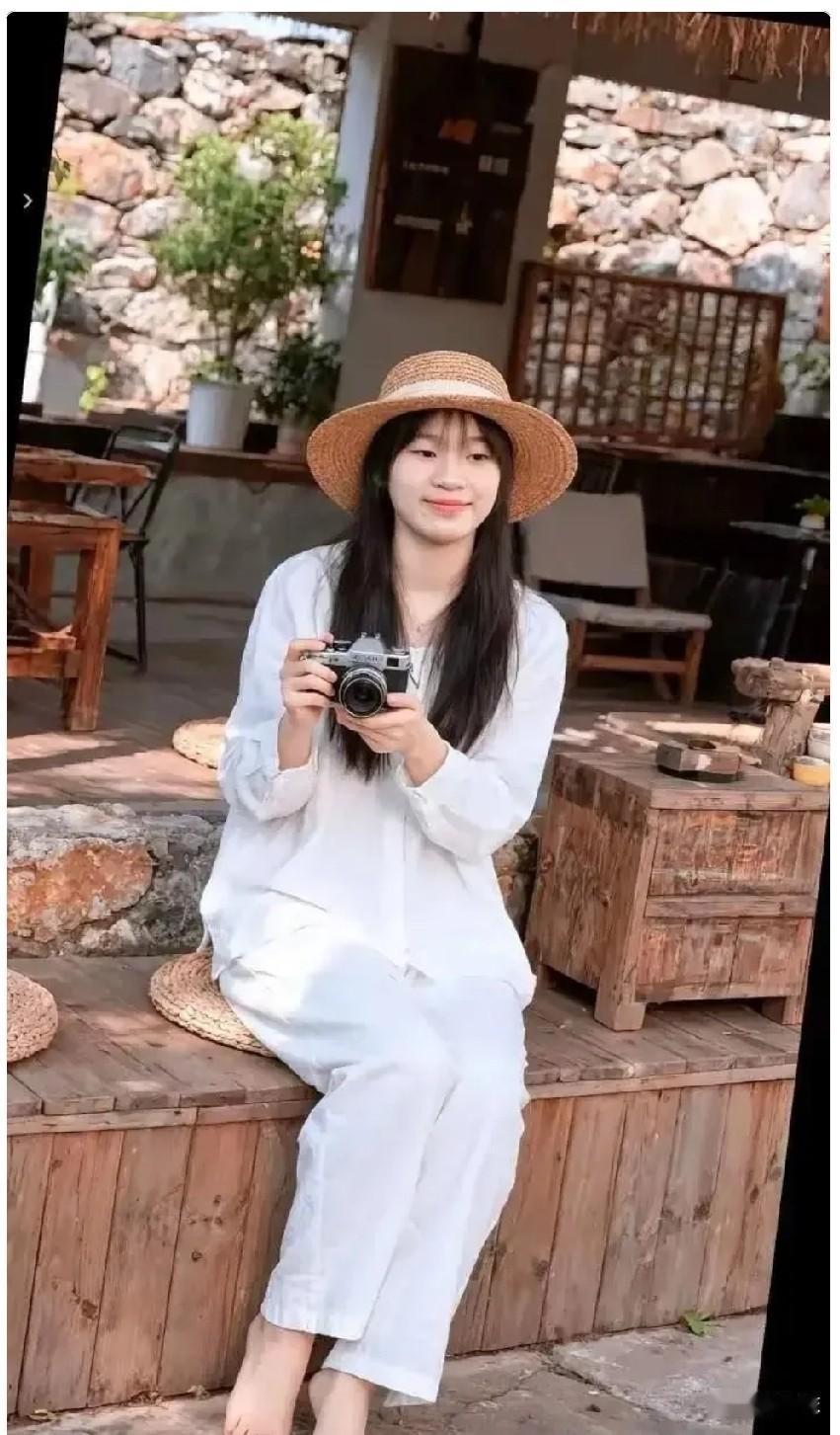 - 加油、加油、加油……

- 训练馆里，全红婵咬着牙又一次走到跳台边上。

-